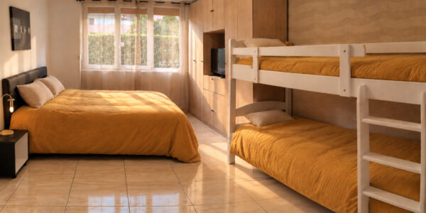 ChambreNew Chambre lumineuse à Fréjus plage avec lit double et lits superposés